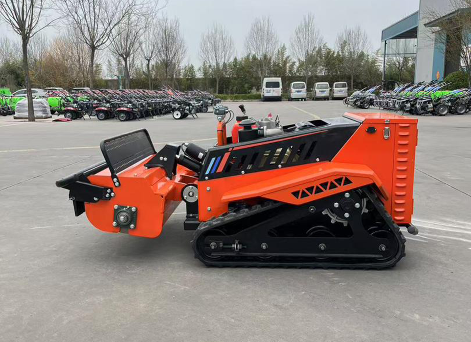 Broyeur de végétation radiocommandé vue latérale