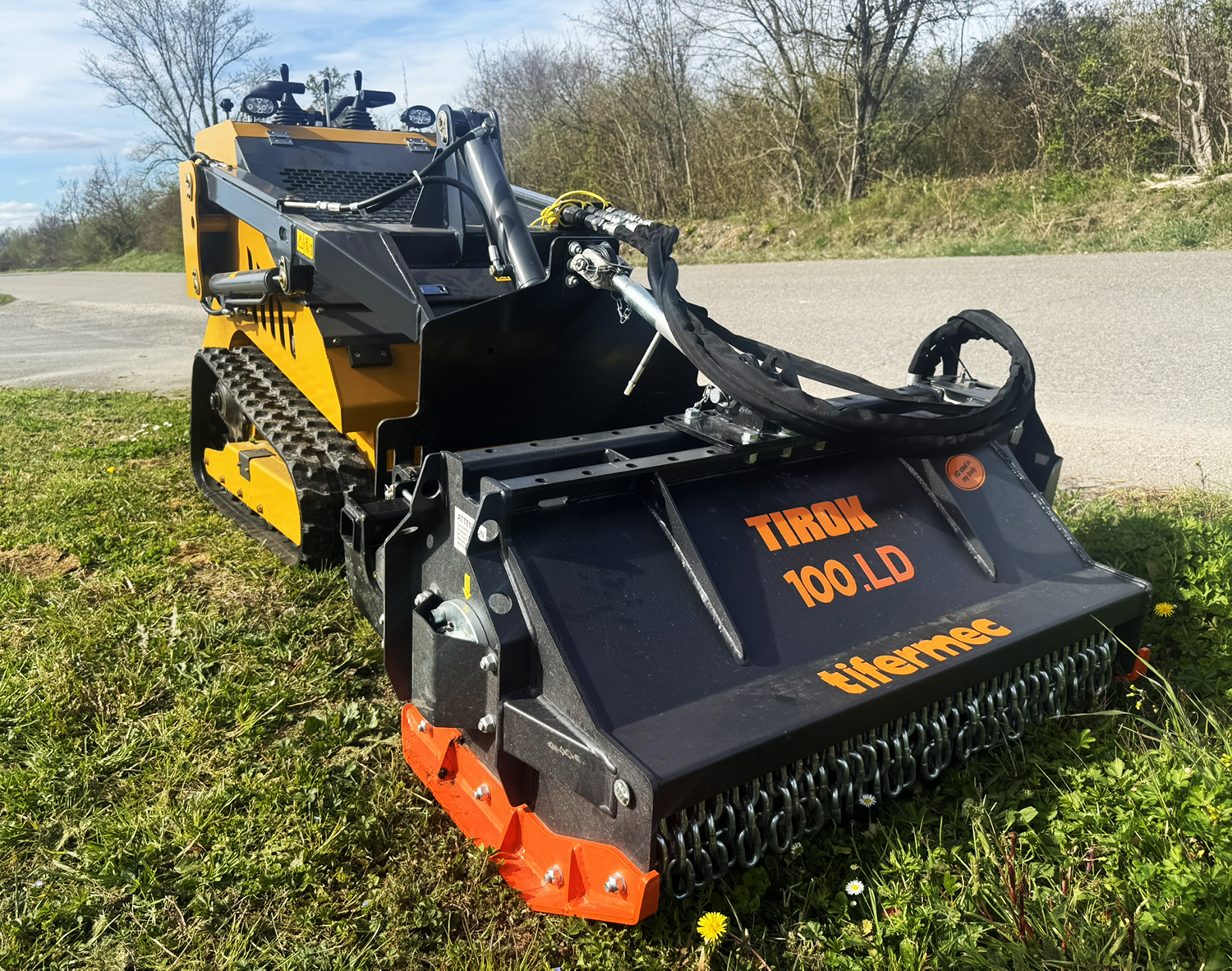 Chargeuse sur chenilles équipée d’un broyeur forestier