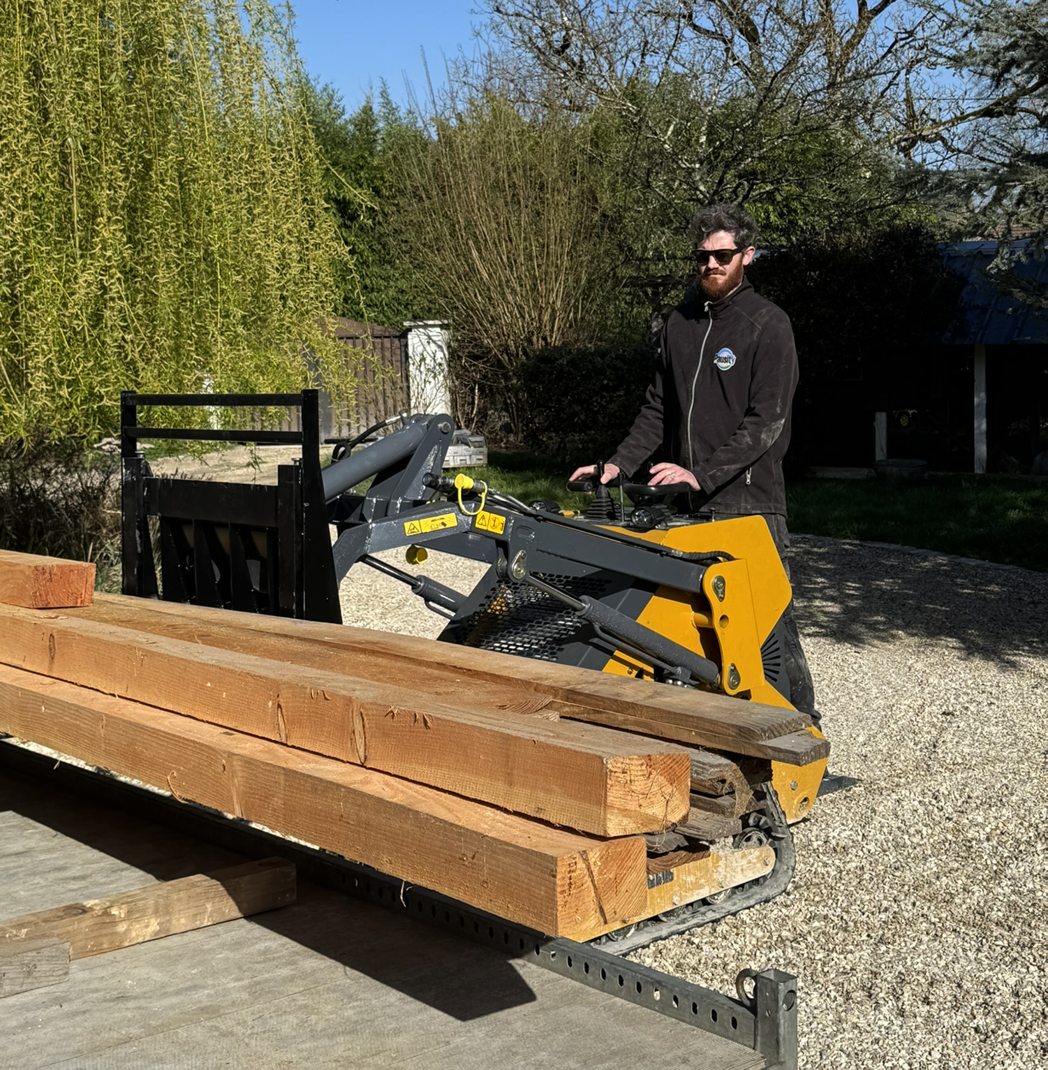 Chargeuse sur chenilles Zentrax 800 transportant des poutres en bois