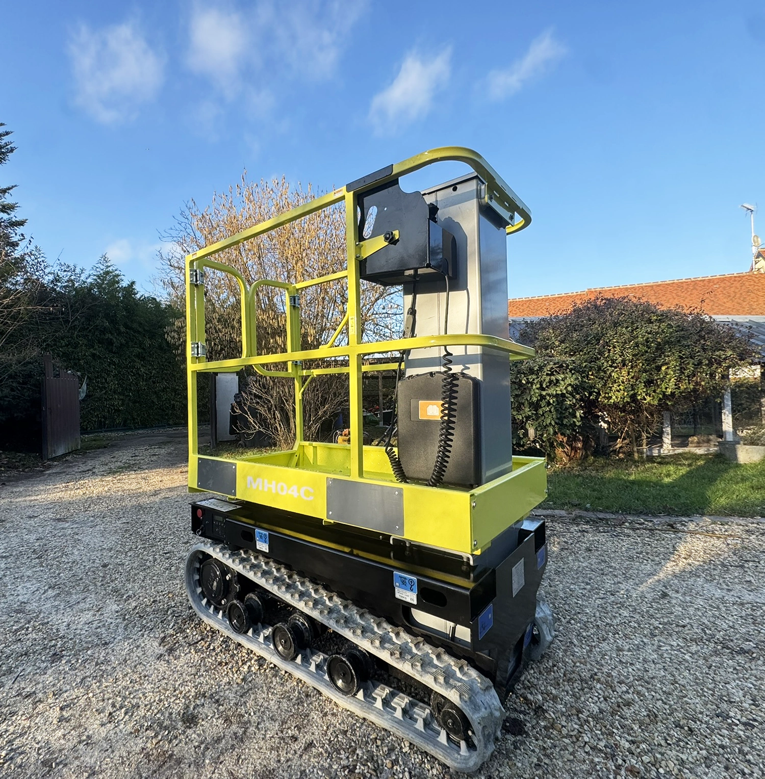 Nacelle sur chenilles Microlev 400 vue de trois quarts arrière, panier replié